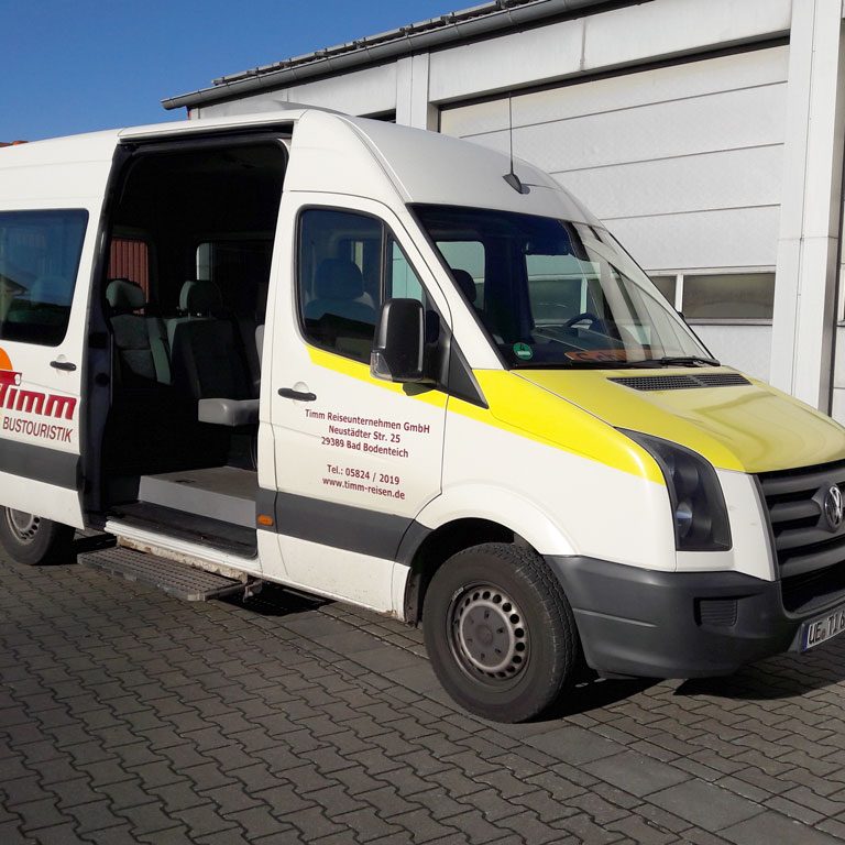 Große Einstiegstür mit ausfahrbarer Trittstufe