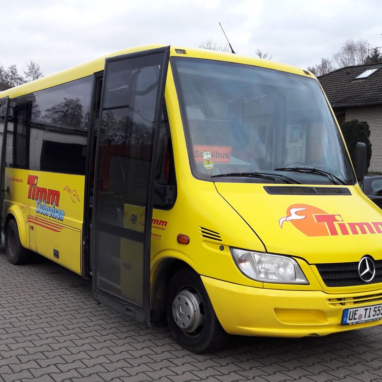 Kleinbus mit ausgeklappter Rollstuhlrampe