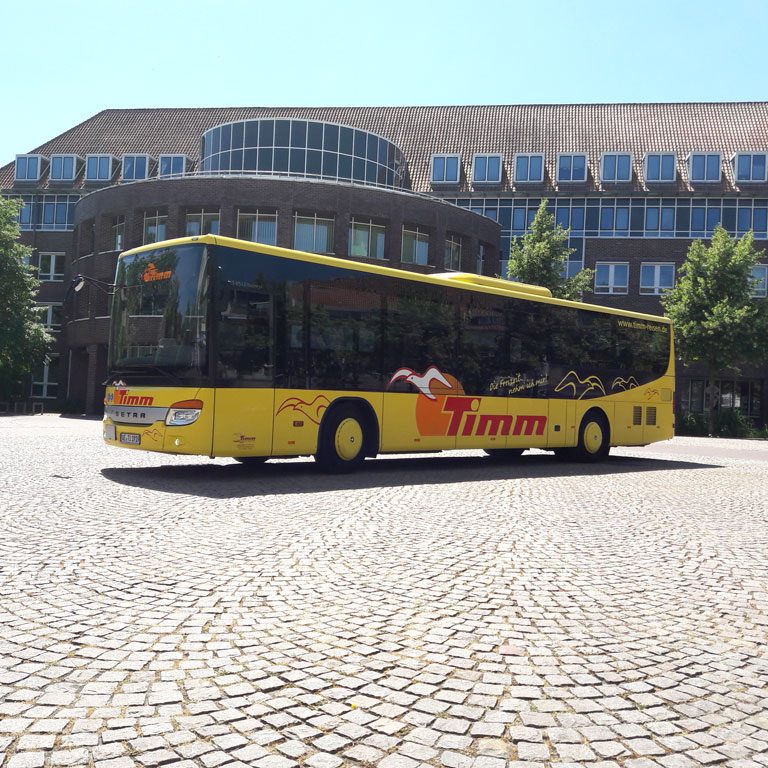 Überlandbus auf dem Rathausplatz in Uelzen