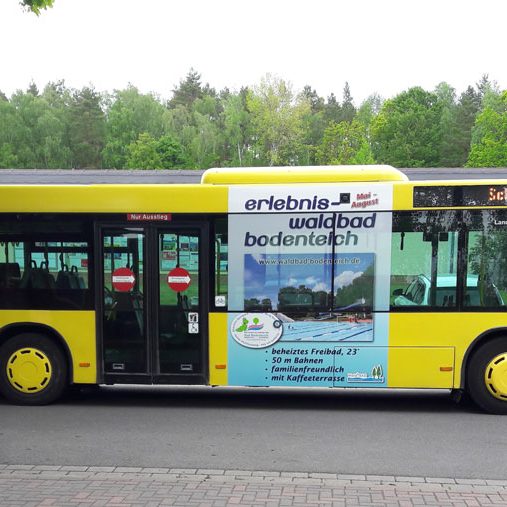 Überlandbus vor dem Waldbad Bodenteich mit Waldbad Werbung